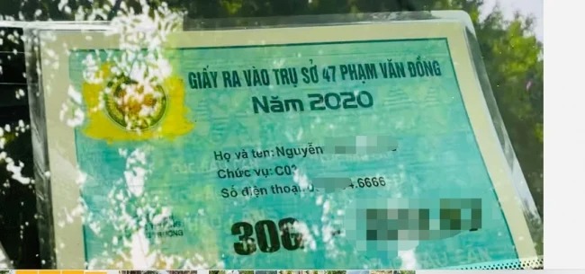 Trên xe có giấy ra vào trụ sở Bộ Công an được dán trên kính trước. Ảnh: Internet