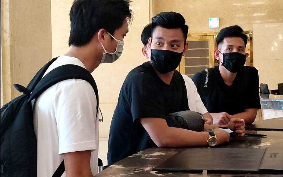 3 cầu thủ của HAGL là Tuấn Anh, Văn Thanh và Hồng Duy check in tại khách sạn Grand Plaza trong sáng ngày 7/5. Ảnh: Sport5 3 cầu thủ của HAGL là Tuấn Anh, Văn Thanh và Hồng Duy check in tại khách sạn Grand Plaza trong sáng ngày 7/5. Ảnh: Sport5