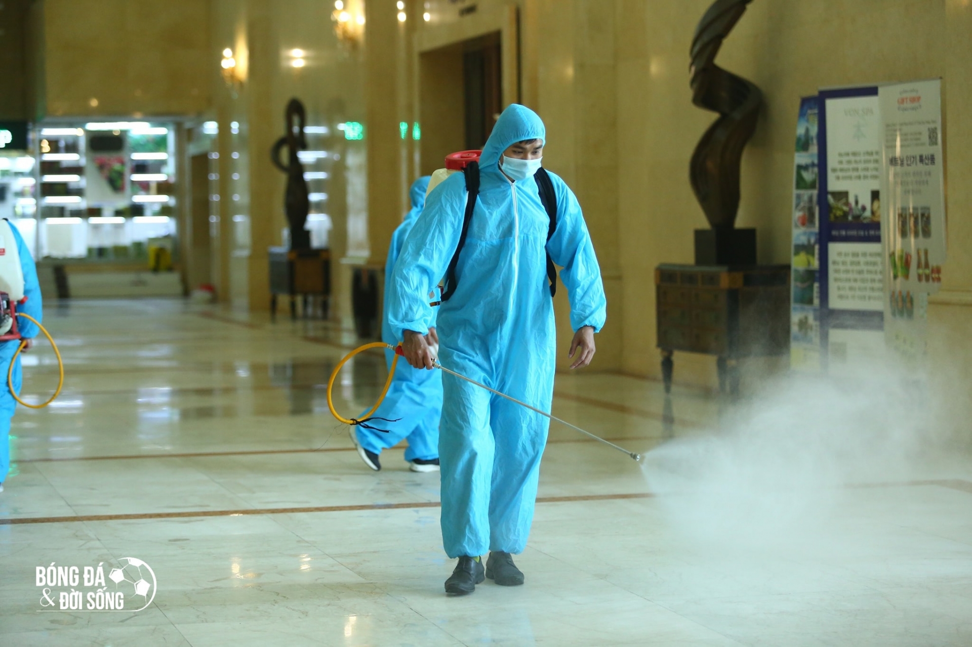 Các nhân viên y tế làm công tác phun khử khuẩn tại khách sạn Grand Plaza, nơi đội tuyển Việt Nam đóng quân. Ảnh: Bóng đá & Đời sống Các nhân viên y tế làm công tác phun khử khuẩn tại khách sạn Grand Plaza, nơi đội tuyển Việt Nam đóng quân. Ảnh: Bóng đá & Đời sống