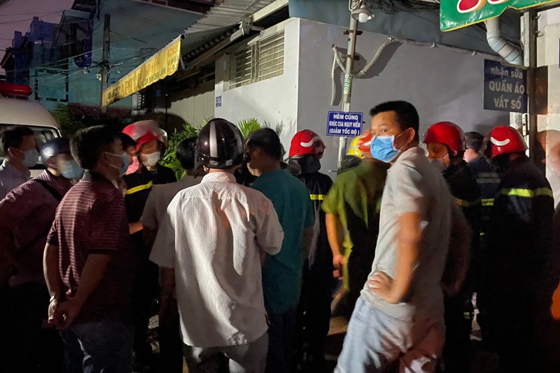 Người dân đứng theo dõi vụ cháy tại con hẻm khiến 8 người không thể chạy thoát. Ảnh: PLO Người dân đứng theo dõi vụ cháy tại con hẻm khiến 8 người không thể chạy thoát. Ảnh: PLO