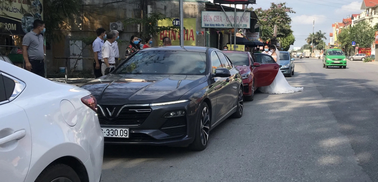 Đoàn rước dâu phải dừng lại khi chuẩn bị bước vào huyện Thuận Thành vì lệnh phong tỏa. Ảnh: Pháp luật & Bạn đọc