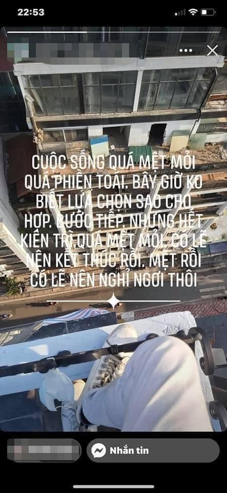 Dòng trạng thái được cho là của người đàn ông lao từ tầng 11 xuống. Ảnh: MXH Dòng trạng thái được cho là của người đàn ông lao từ tầng 11 xuống. Ảnh: MXH
