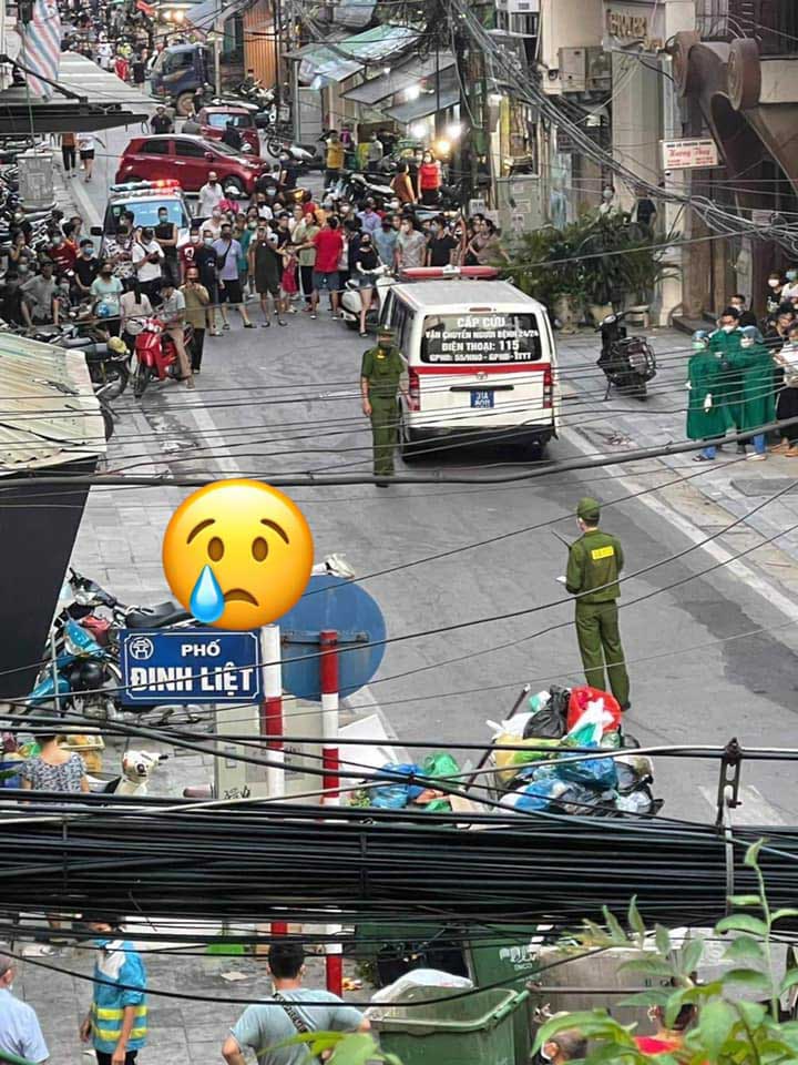 Người dân đứng tụ tập rất đông để theo dõi vụ việc. Ảnh: MXH Người dân đứng tụ tập rất đông để theo dõi vụ việc. Ảnh: MXH