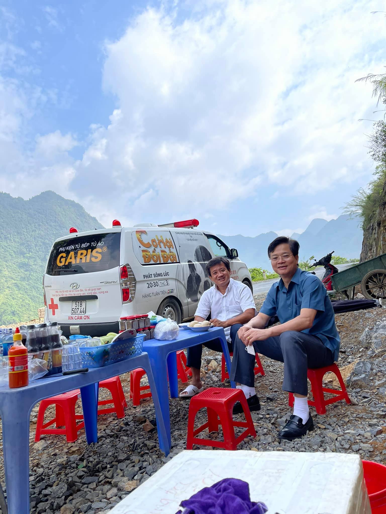 Trên chiếc xe cứu thương mới được tặng, ông Đoàn Ngọc Hải đang thực hiện chuyến hành trình thiện nguyện lên các tỉnh Tây Bắc. Ảnh: FBNV Trên chiếc xe cứu thương mới được tặng, ông Đoàn Ngọc Hải đang thực hiện chuyến hành trình thiện nguyện lên các tỉnh Tây Bắc. Ảnh: FBNV