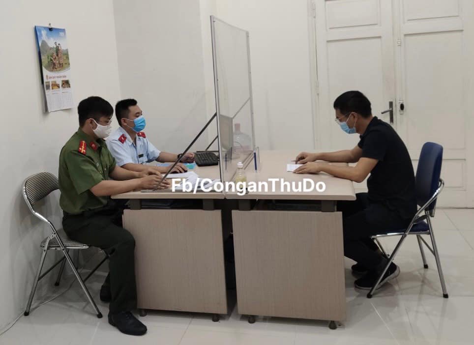 Youtuber Duy Nến bị xử phạt 12,5 triệu đồng vì tung tin 'Hà Nội bị phong tỏa'. Ảnh: Công an TP Hà Nội Youtuber Duy Nến bị xử phạt 12,5 triệu đồng vì tung tin 'Hà Nội bị phong tỏa'. Ảnh: Công an TP Hà Nội