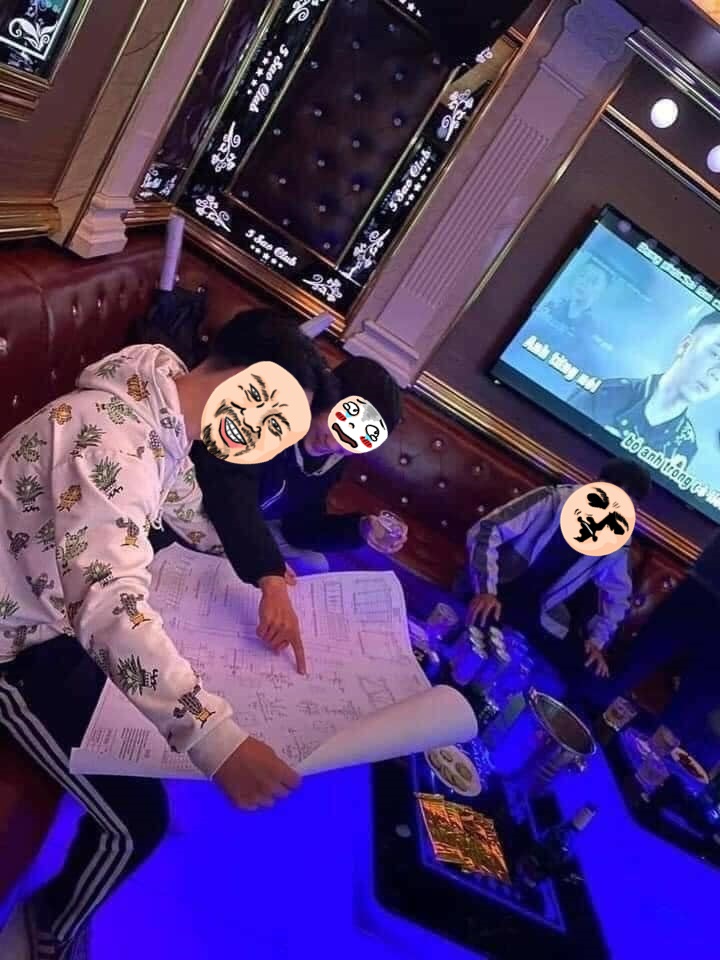 Oan cho cánh đàn ông quá, vào karaoke còn làm việc đây mà... Ảnh: MXH