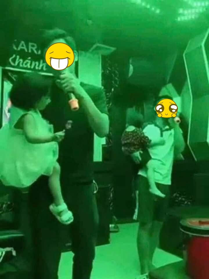 Rõ ràng anh em đi hát là vì 'đam mê âm nhạc' chứ không hề 'mỏi tay' như chị em nghĩ đâu. Ảnh: MXH