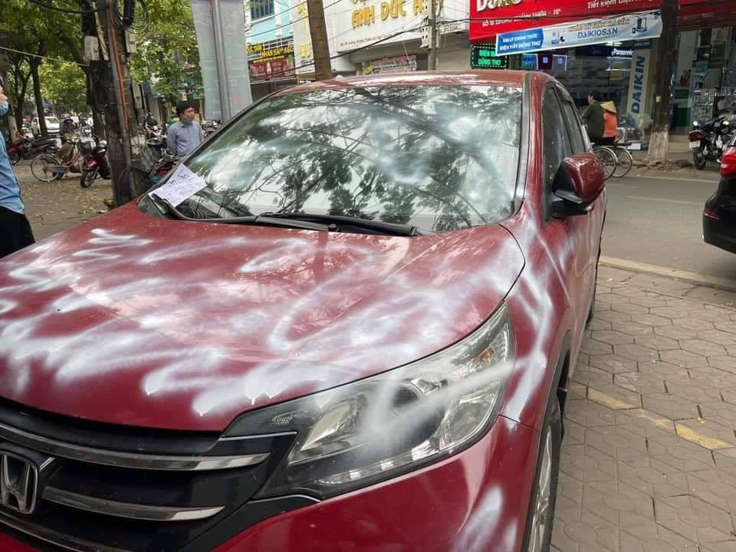 Tài xế đỗ xe trước cửa nhà và pha xử lý xứng đáng đạt điểm 10 văn minh - Ảnh 1 Tài xế đỗ xe trước cửa nhà và pha xử lý xứng đáng đạt điểm 10 văn minh - Ảnh 1