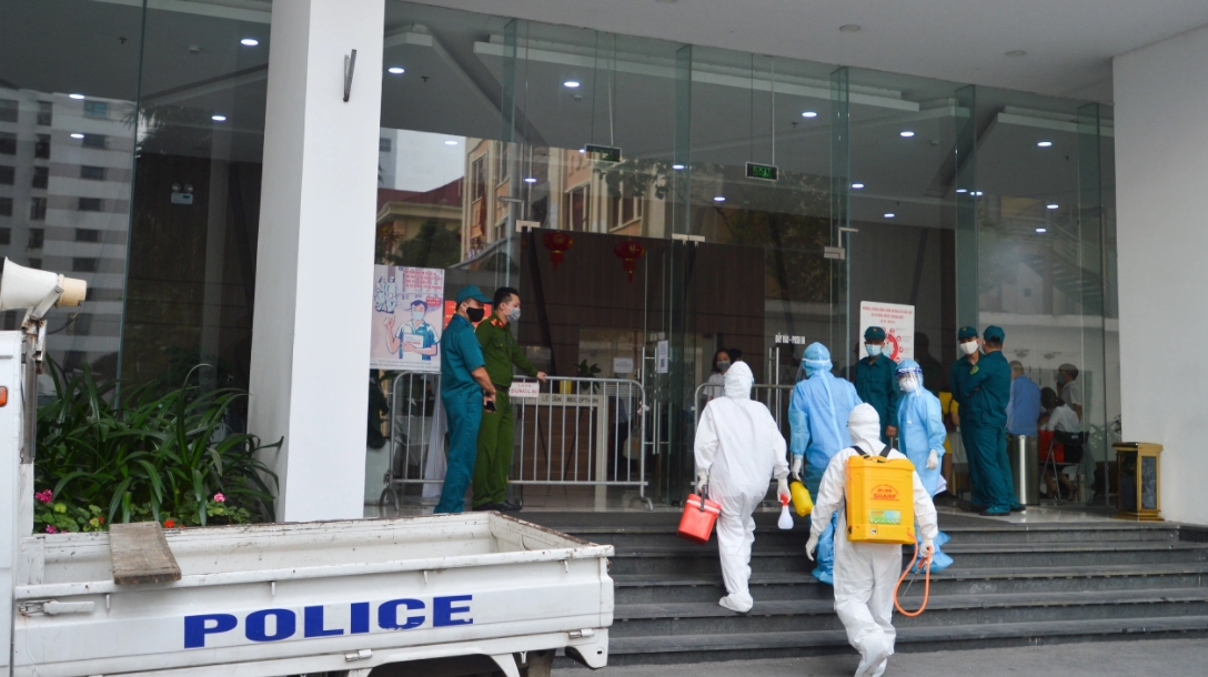 Tòa chung cư Center Point cũng được phong tỏa tạm thời. Ảnh: Doanh nghiệp & Tiếp thị