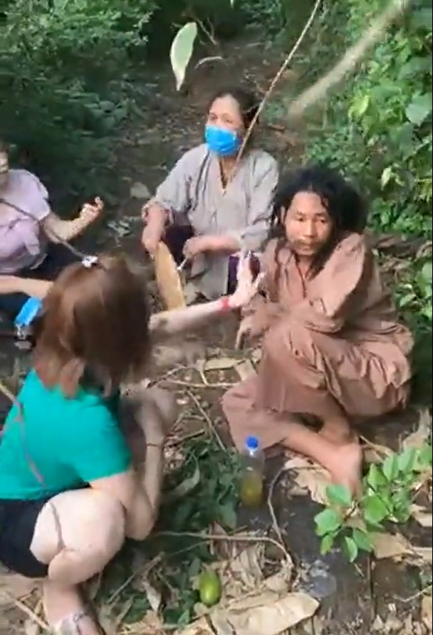 Khoảnh khắc rơi nước mắt khi hai vợ chồng được đoàn tụ. Ảnh chụp từ clip Khoảnh khắc rơi nước mắt khi hai vợ chồng được đoàn tụ. Ảnh chụp từ clip