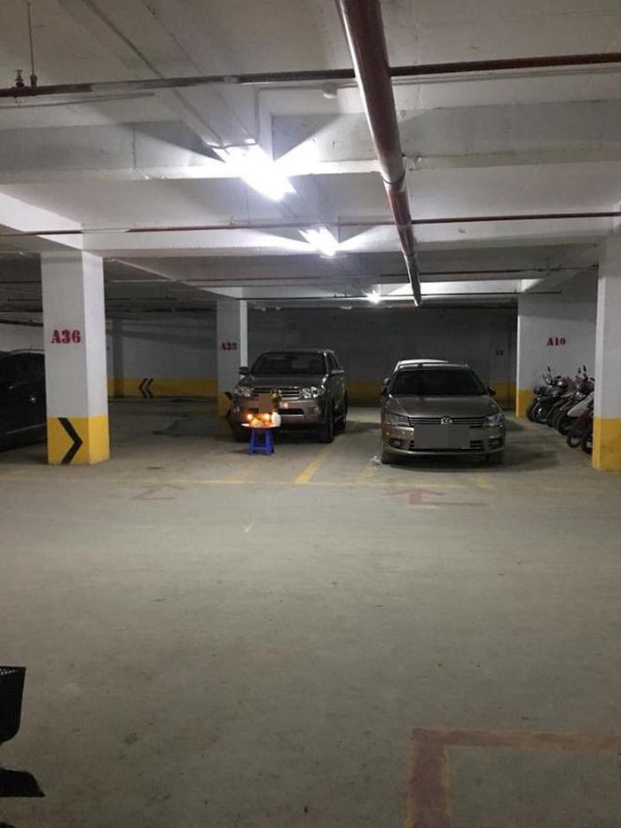 Màn cúng xe 'đi vào lòng đất' ngay trong hầm gửi xe của chung cư từng bị nhiều người lên án. Ảnh: Internet Màn cúng xe 'đi vào lòng đất' ngay trong hầm gửi xe của chung cư từng bị nhiều người lên án. Ảnh: Internet
