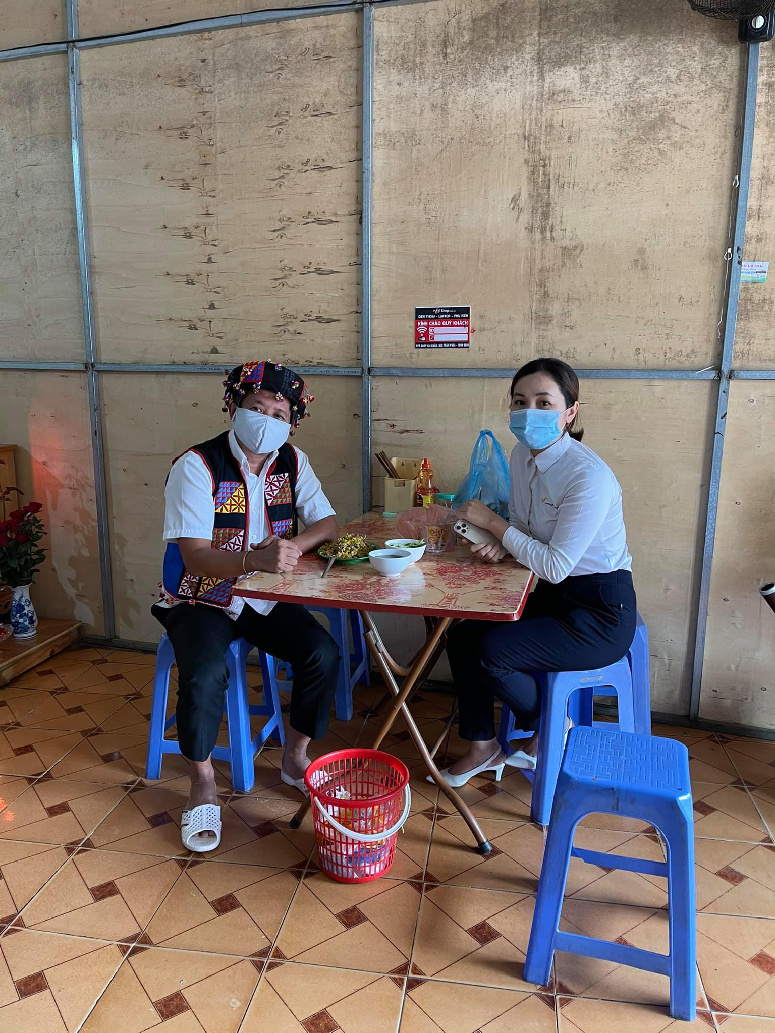 Ông Hải cho hay, đã ăn sáng với lãnh đạo huyện Mèo Vạc, tỉnh Hà Giang, và mong những vị trên khẩn trương tự cách ly sớm. Ảnh: FBNV Ông Hải cho hay, đã ăn sáng với lãnh đạo huyện Mèo Vạc, tỉnh Hà Giang, và mong những vị trên khẩn trương tự cách ly sớm. Ảnh: FBNV