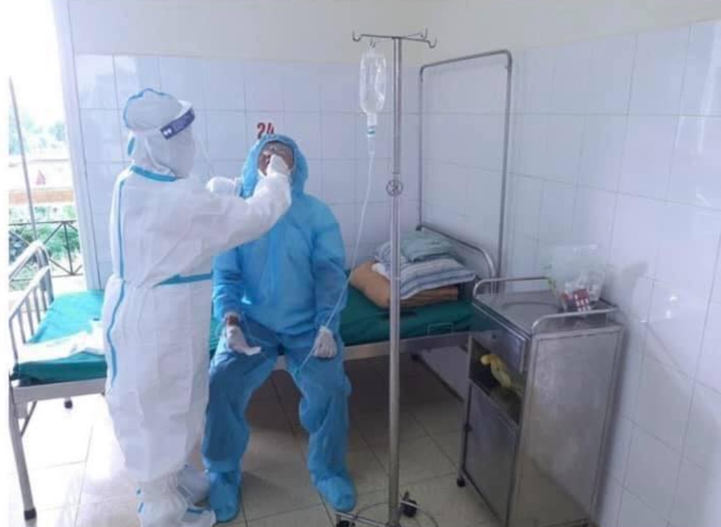 Ông Đoàn Ngọc Hải được lấy mẫu xét nghiệm và có kết quả âm tính SARS-CoV-2. Ảnh: Internet