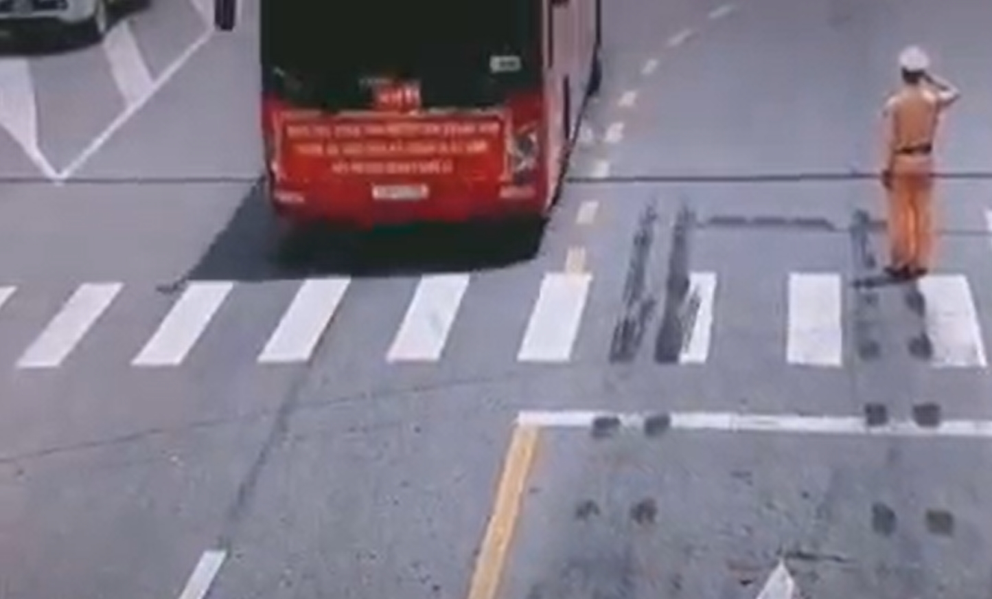Khi thấy đoàn xe chở cán bộ y bác sĩ đi qua, anh đã đứng nghiêm và giơ tay chào. Ảnh chụp từ clip Khi thấy đoàn xe chở cán bộ y bác sĩ đi qua, anh đã đứng nghiêm và giơ tay chào. Ảnh chụp từ clip