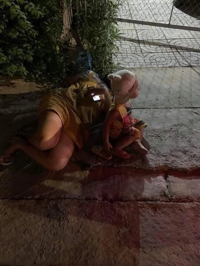 Người vợ mang bầu bỗng dưng bị đau bụng và phải nằm bên đường cạnh đứa bé 3 tuổi ngây ngô. Ảnh: MXH Người vợ mang bầu bỗng dưng bị đau bụng và phải nằm bên đường cạnh đứa bé 3 tuổi ngây ngô. Ảnh: MXH