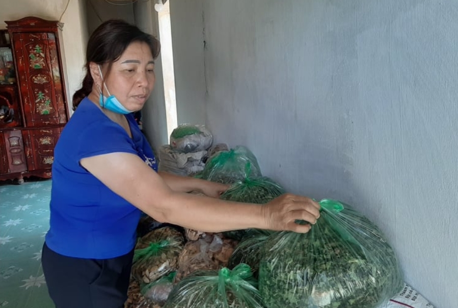 Chị Cường làm nghề bốc thuốc tại địa phương. Chị cho rằng vì cơ duyên đó nên chị tìm được chồng suốt những năm qua. Ảnh: Dân Việt Chị Cường làm nghề bốc thuốc tại địa phương. Chị cho rằng vì cơ duyên đó nên chị tìm được chồng suốt những năm qua. Ảnh: Dân Việt