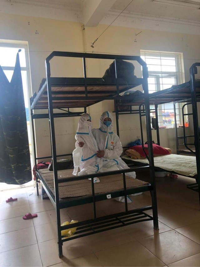 Vì dịch Covid-19, các em nhỏ sẽ phải mất ít nhất 21 ngày trong khu cách ly. Đây là điều chẳng ai mong muốn nhưng khi nó xảy ra, chúng ta đều phải chấp nhận để đảm bảo an toàn cho cộng đồng. Ảnh: MXH Vì dịch Covid-19, các em nhỏ sẽ phải mất ít nhất 21 ngày trong khu cách ly. Đây là điều chẳng ai mong muốn nhưng khi nó xảy ra, chúng ta đều phải chấp nhận để đảm bảo an toàn cho cộng đồng. Ảnh: MXH