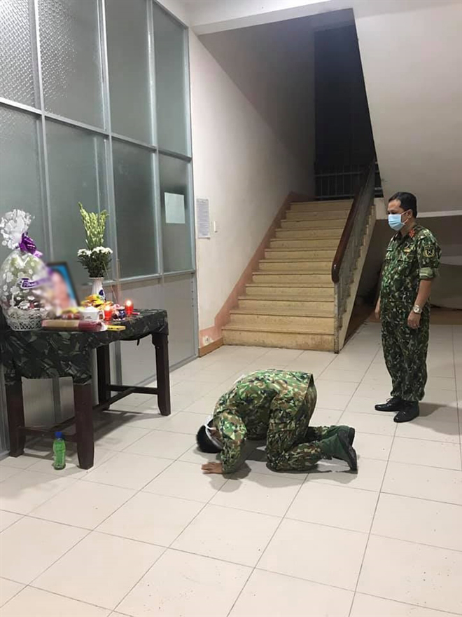 Trung sĩ Phục vái vọng mẹ trong khu cách ly. Ảnh: Internet Trung sĩ Phục vái vọng mẹ trong khu cách ly. Ảnh: Internet