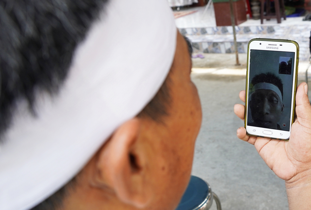 Trung sĩ gọi điện về gia đình để hỏi thăm tình hình sức khỏe. Ảnh: VNE