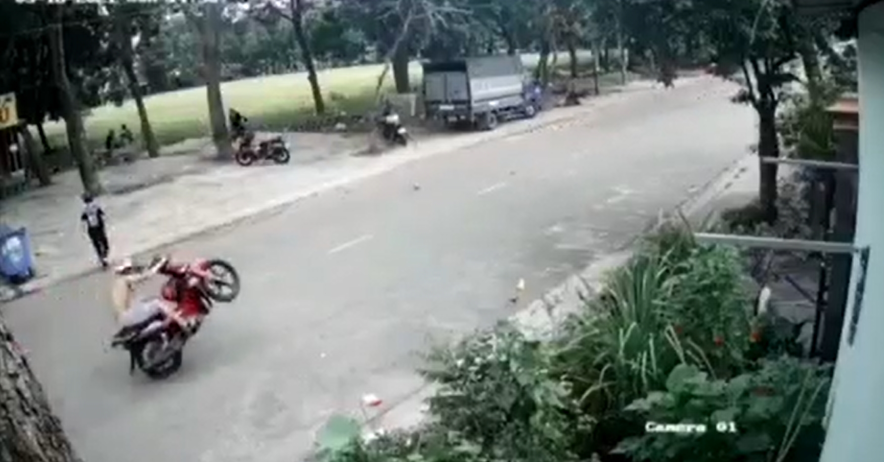 Racing boy tụ tập đòi 'hội đồng' ông chú, phút sau nhóm thanh niên gặp cái kết làm dân mạng hả hê - Ảnh 1