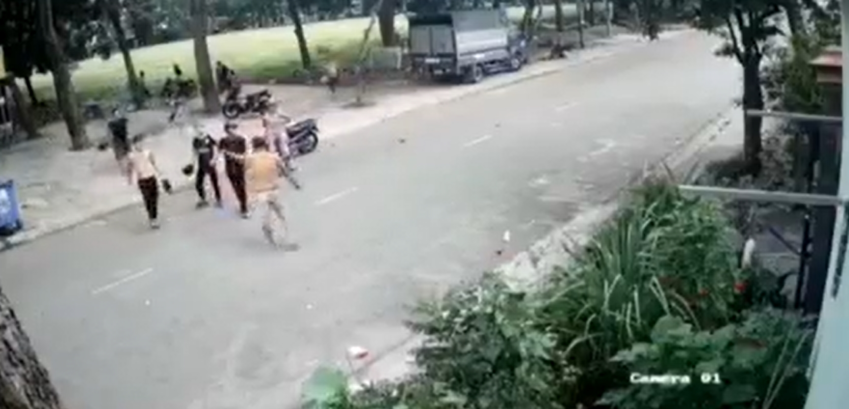 Bất chợt cả hội đòi làm 'anh hùng' và quay lại định 'hội đồng' người nhắc nhở. Ảnh: Internet