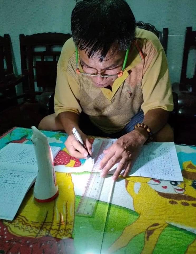 Thấy cháu không có giấy khen, ông nội lọ mọ làm tấm bằng khen giá trị nhất cuộc đời  - Ảnh 2