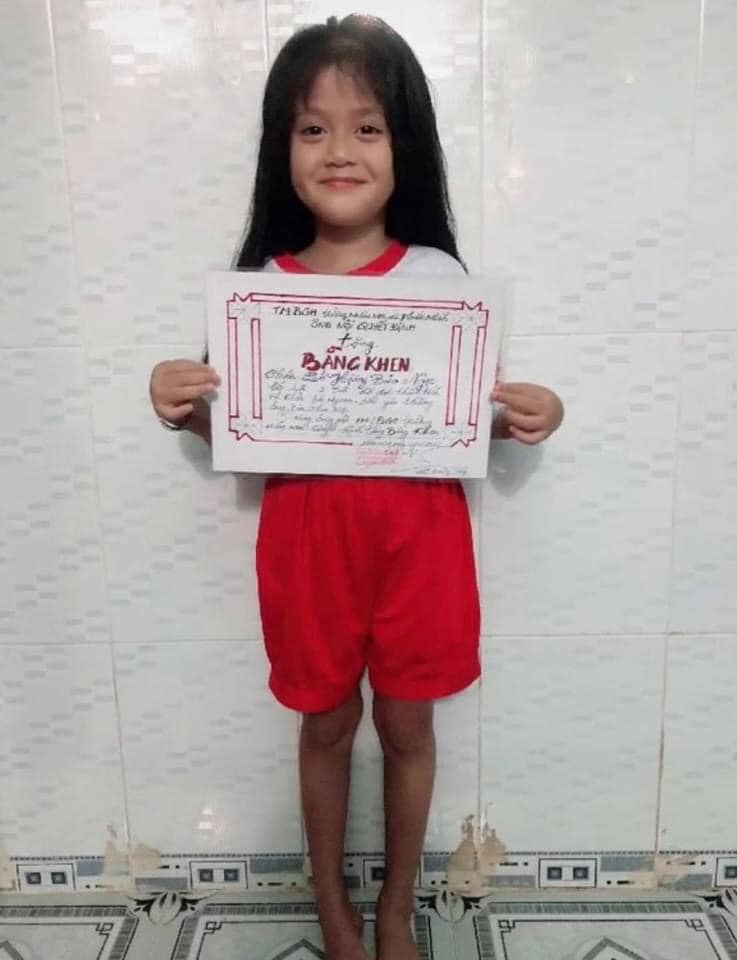 Thấy cháu không có giấy khen, ông nội lọ mọ làm tấm bằng khen giá trị nhất cuộc đời  - Ảnh 5