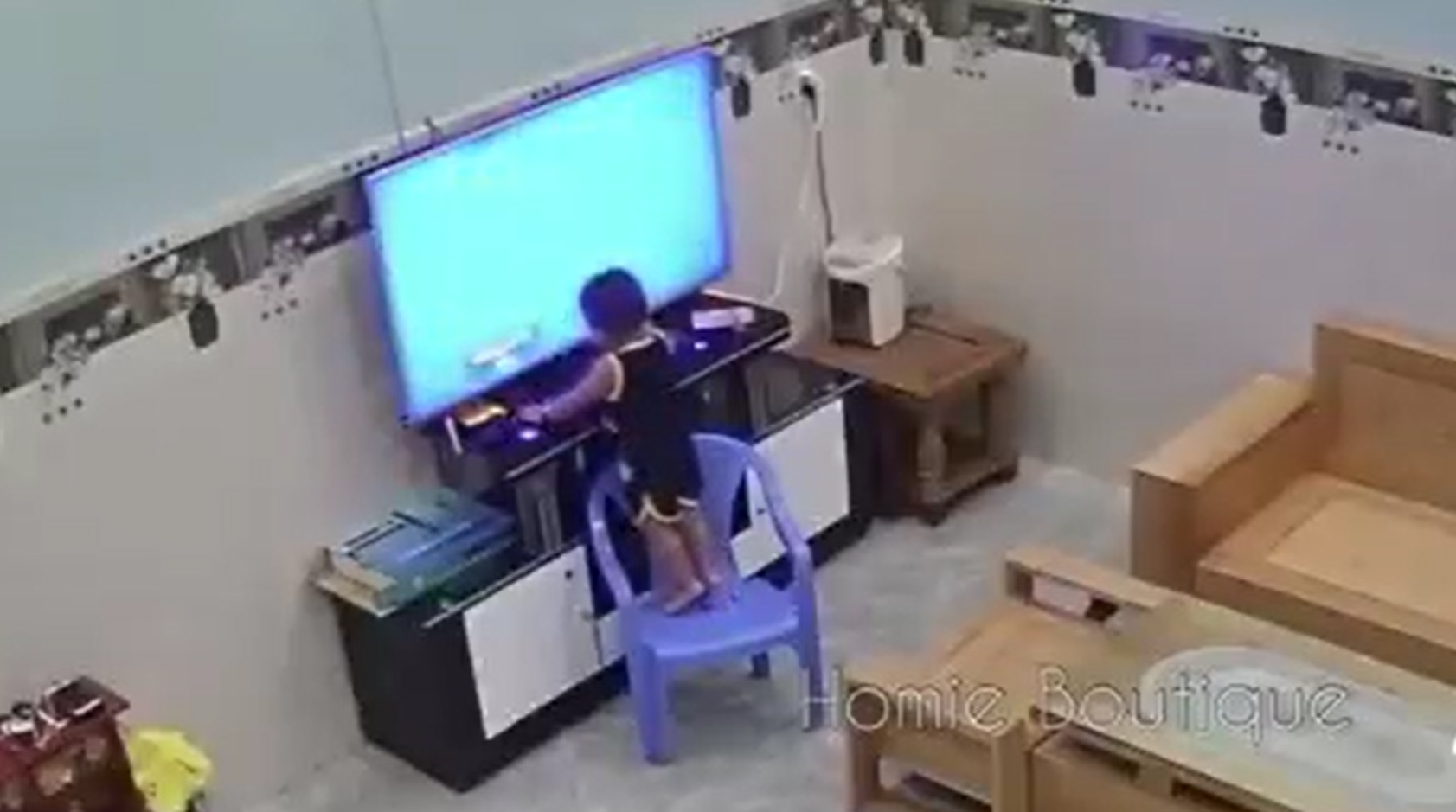 Bé trai hai lần khiến phụ huynh phải thay TV mới trong 2 tháng: Bố mẹ xem camera chỉ biết kêu trời - Ảnh 1 Bé trai hai lần khiến phụ huynh phải thay TV mới trong 2 tháng: Bố mẹ xem camera chỉ biết kêu trời - Ảnh 1