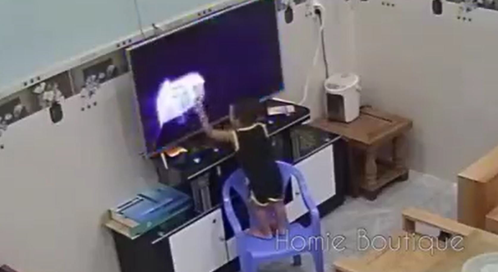 Bé trai hai lần khiến phụ huynh phải thay TV mới trong 2 tháng: Bố mẹ xem camera chỉ biết kêu trời - Ảnh 2 Bé trai hai lần khiến phụ huynh phải thay TV mới trong 2 tháng: Bố mẹ xem camera chỉ biết kêu trời - Ảnh 2