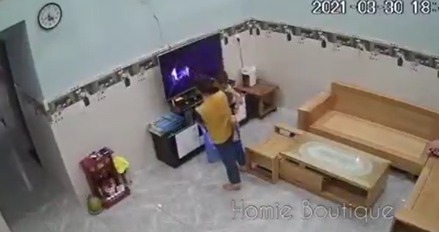 Bé trai hai lần khiến phụ huynh phải thay TV mới trong 2 tháng: Bố mẹ xem camera chỉ biết kêu trời - Ảnh 3 Bé trai hai lần khiến phụ huynh phải thay TV mới trong 2 tháng: Bố mẹ xem camera chỉ biết kêu trời - Ảnh 3