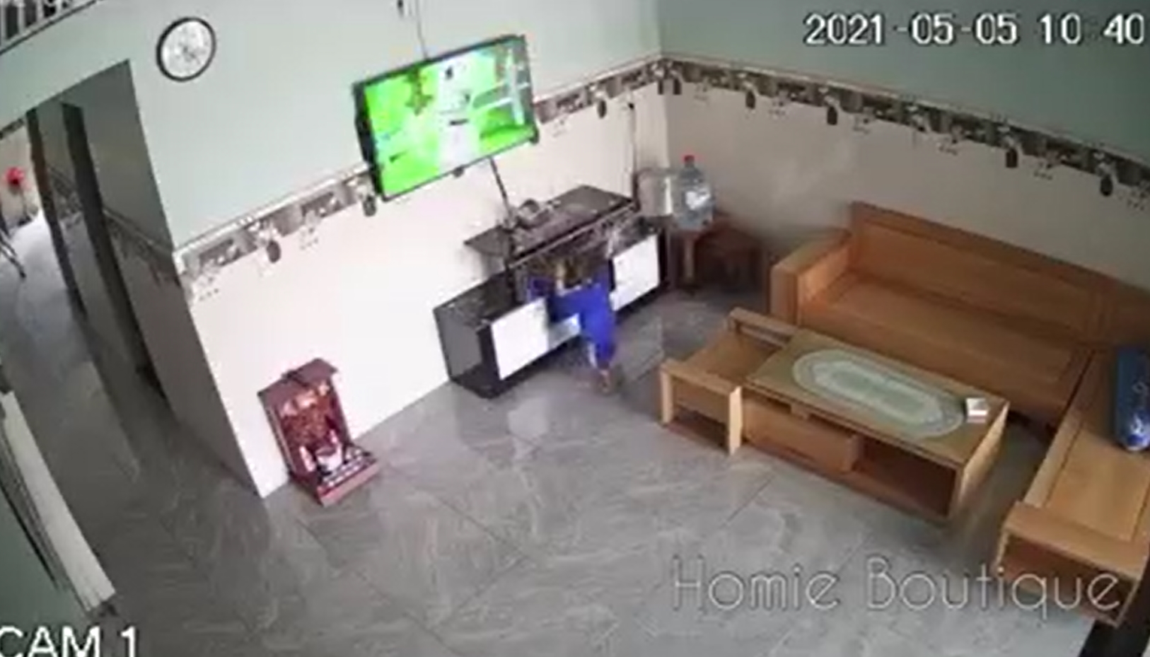 Bé trai hai lần khiến phụ huynh phải thay TV mới trong 2 tháng: Bố mẹ xem camera chỉ biết kêu trời - Ảnh 4 Bé trai hai lần khiến phụ huynh phải thay TV mới trong 2 tháng: Bố mẹ xem camera chỉ biết kêu trời - Ảnh 4