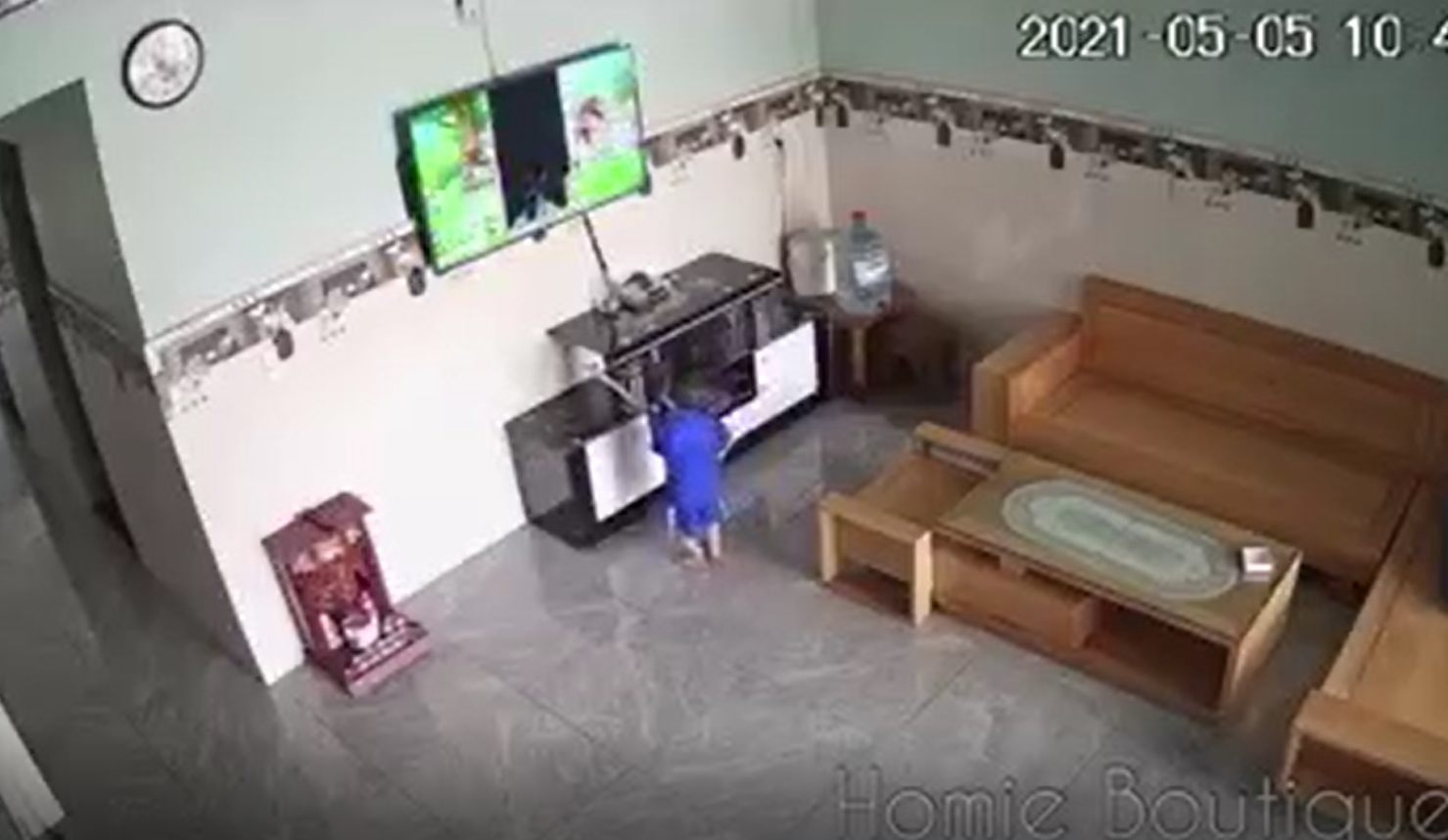 Bé trai hai lần khiến phụ huynh phải thay TV mới trong 2 tháng: Bố mẹ xem camera chỉ biết kêu trời - Ảnh 5 Bé trai hai lần khiến phụ huynh phải thay TV mới trong 2 tháng: Bố mẹ xem camera chỉ biết kêu trời - Ảnh 5