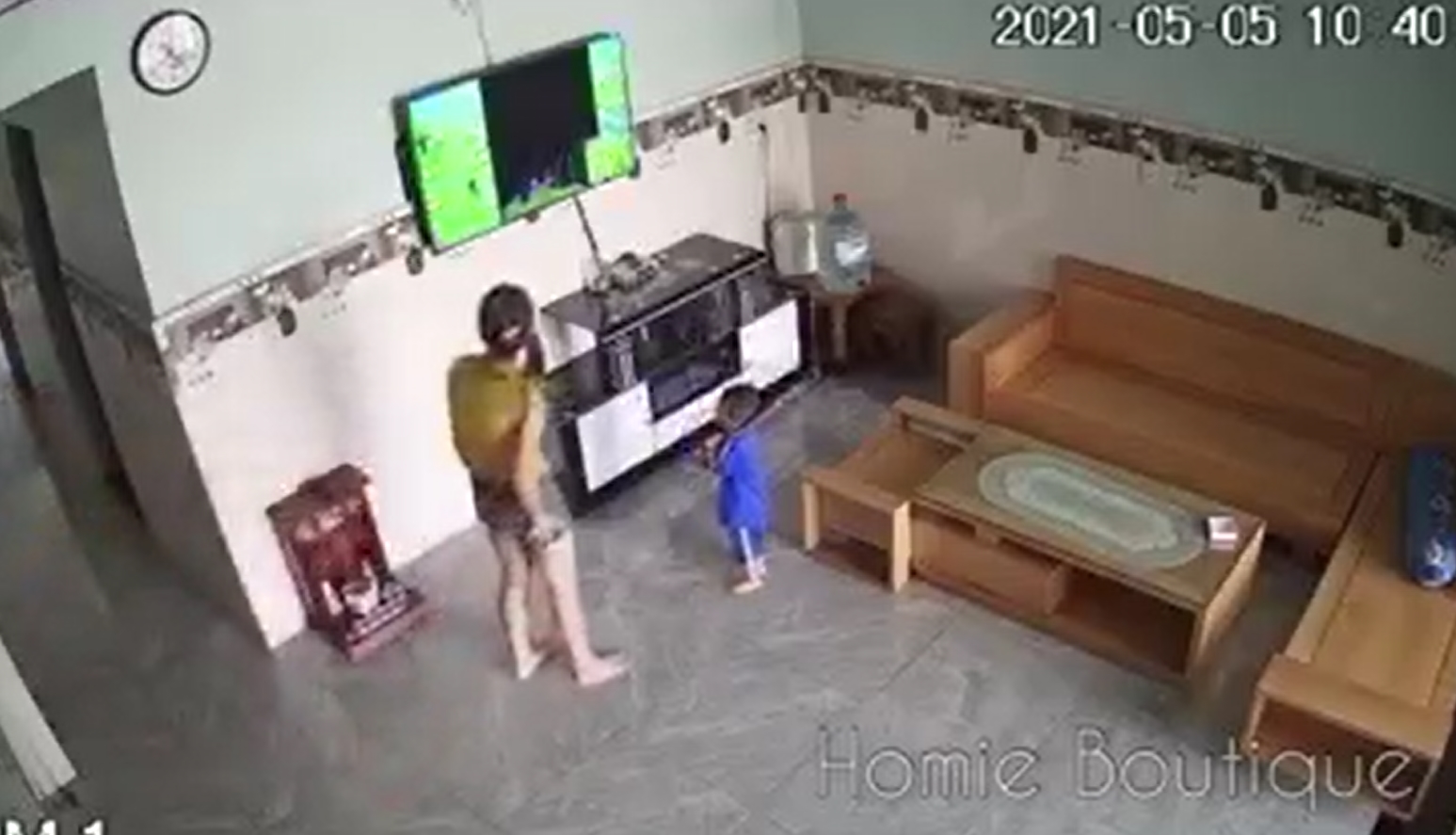 Bé trai hai lần khiến phụ huynh phải thay TV mới trong 2 tháng: Bố mẹ xem camera chỉ biết kêu trời - Ảnh 6 Bé trai hai lần khiến phụ huynh phải thay TV mới trong 2 tháng: Bố mẹ xem camera chỉ biết kêu trời - Ảnh 6