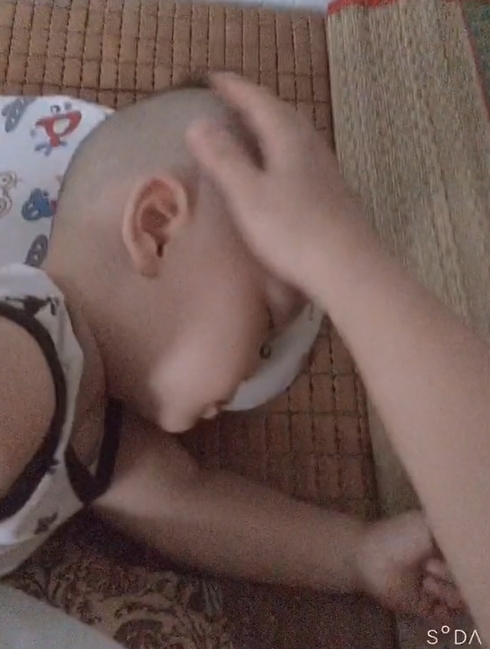 Mẹ trẻ lo đi mưu sinh, chốt cửa phòng trọ để con lại một mình: 'Vì cuộc sống nên đành vậy' - Ảnh 3 Mẹ trẻ lo đi mưu sinh, chốt cửa phòng trọ để con lại một mình: 'Vì cuộc sống nên đành vậy' - Ảnh 3