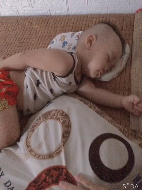 Mẹ trẻ lo đi mưu sinh, chốt cửa phòng trọ để con lại một mình: 'Vì cuộc sống nên đành vậy' - Ảnh 2 Mẹ trẻ lo đi mưu sinh, chốt cửa phòng trọ để con lại một mình: 'Vì cuộc sống nên đành vậy' - Ảnh 2
