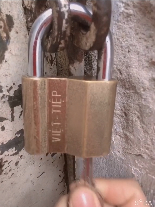Mẹ trẻ lo đi mưu sinh, chốt cửa phòng trọ để con lại một mình: 'Vì cuộc sống nên đành vậy' - Ảnh 1 Mẹ trẻ lo đi mưu sinh, chốt cửa phòng trọ để con lại một mình: 'Vì cuộc sống nên đành vậy' - Ảnh 1