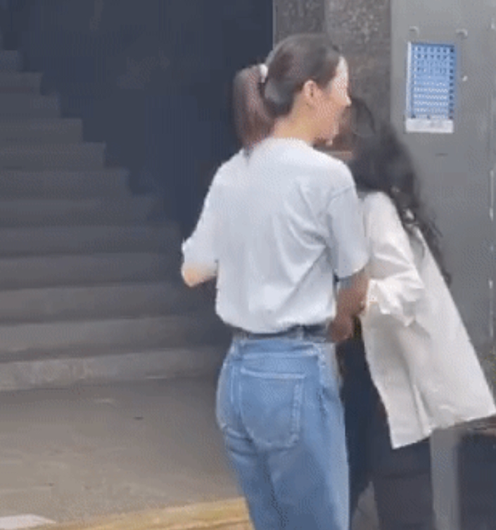Cất công 520 bông hồng để tỏ tình, nam thanh niên nhận cái lắc đầu đi thẳng từ 'crush' - Ảnh 4 Cất công 520 bông hồng để tỏ tình, nam thanh niên nhận cái lắc đầu đi thẳng từ 'crush' - Ảnh 4