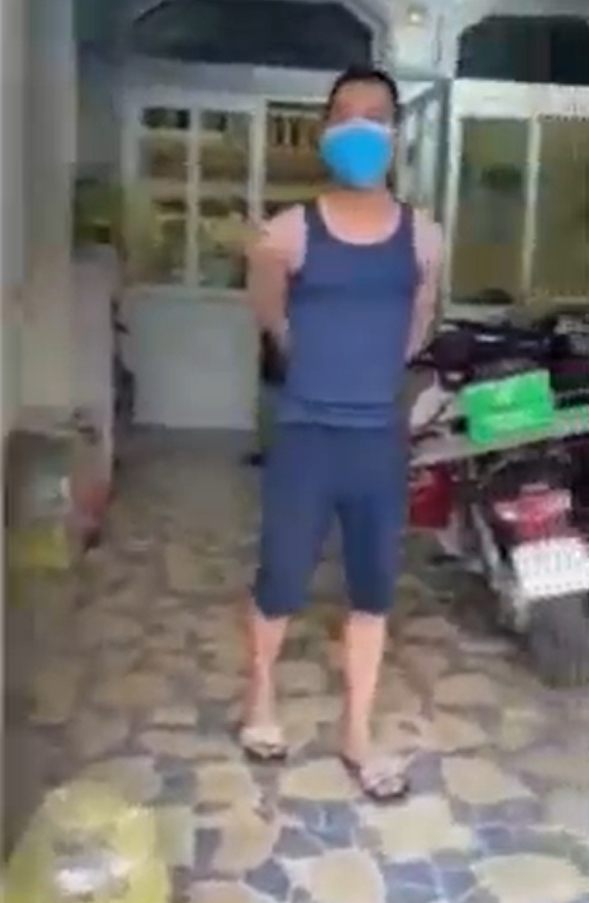 Nam thanh niên bất hợp tác với lực lượng y tế, còn mạnh miệng yêu cầu 'người có cấp cao nhất' xuống nói chuyện. Ảnh chụp từ clip Nam thanh niên bất hợp tác với lực lượng y tế, còn mạnh miệng yêu cầu 'người có cấp cao nhất' xuống nói chuyện. Ảnh chụp từ clip