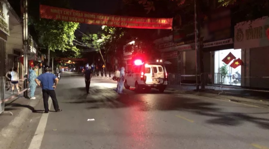 Lực lượng chức năng đến vận động cặp vợ chồng đi chữa Covid-19. Ảnh: Vietnamnet Lực lượng chức năng đến vận động cặp vợ chồng đi chữa Covid-19. Ảnh: Vietnamnet