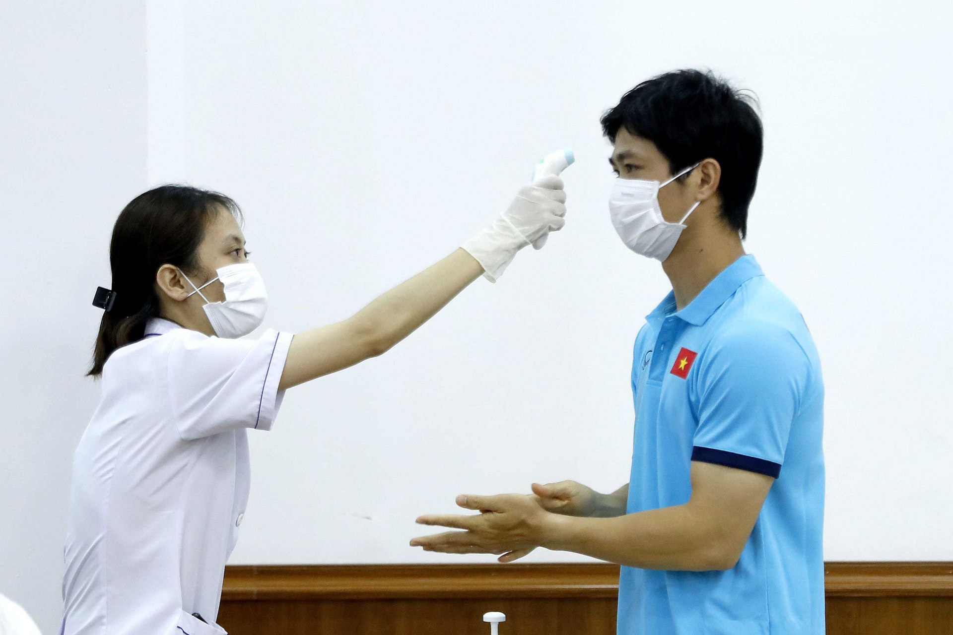 Các cầu thủ tuân thủ quy tắc phòng dịch, đo thân nhiệt và khử khuẩn trước khi bầu cử. Ảnh: VFF Các cầu thủ tuân thủ quy tắc phòng dịch, đo thân nhiệt và khử khuẩn trước khi bầu cử. Ảnh: VFF