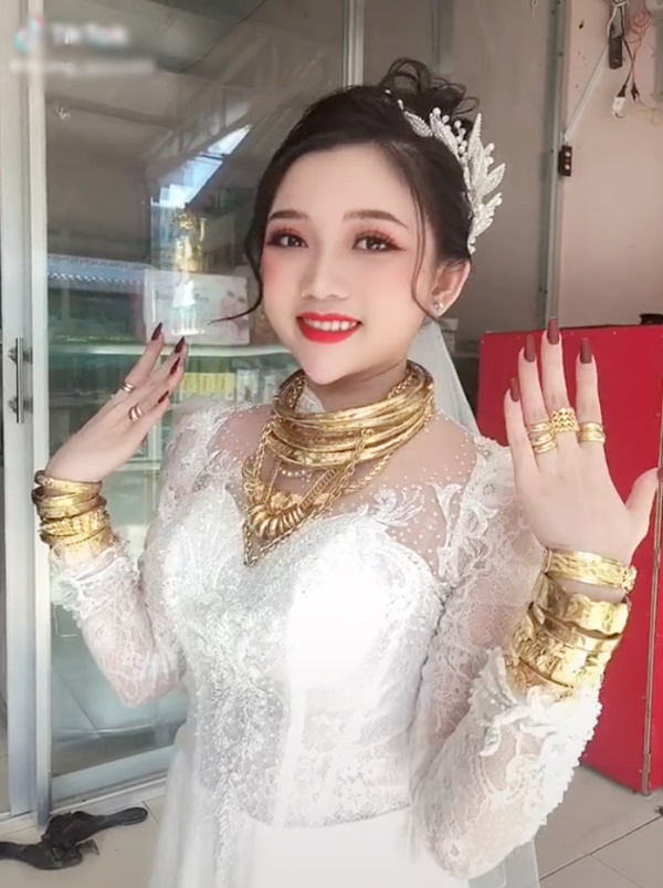Nhan sắc cô dâu rạng ngời trong ngày hạnh phúc nhất cuộc đời. Ảnh chụp từ clip Nhan sắc cô dâu rạng ngời trong ngày hạnh phúc nhất cuộc đời. Ảnh chụp từ clip