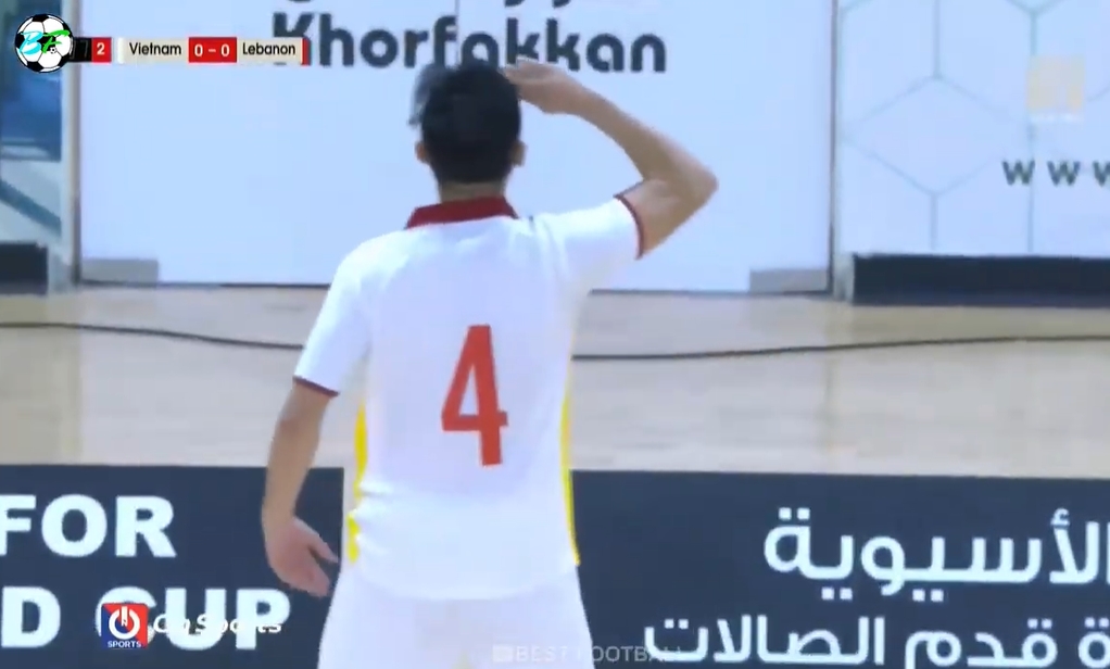 Châu Đoàn Phát có màn ăn mừng xúc động sau khi ghi bàn thắng để đời. Ảnh chụp từ clip