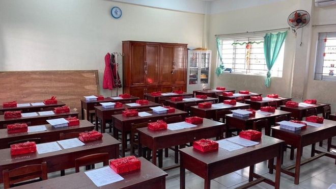 Các phần quà và giấy khen được đặt ở vị trí ngồi của từng em để tránh nhầm lẫn. Ảnh: Trường Tiểu học Lê Lai, Đà Nẵng