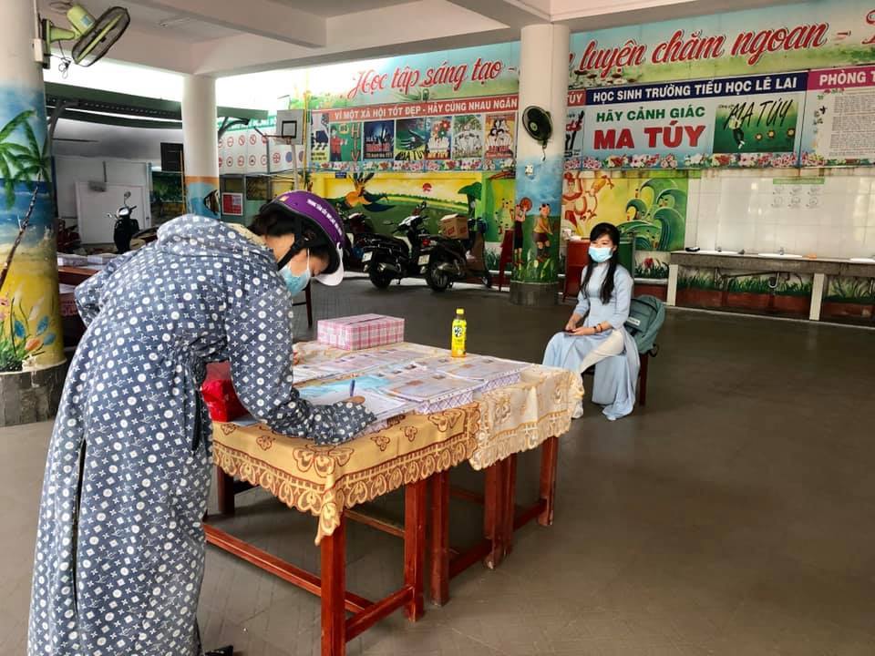 Phụ huynh chỉ đến lấy quà, giấy khen và nhanh chóng ra về. Ảnh: Trường Tiểu học Lê Lai, Đà Nẵng