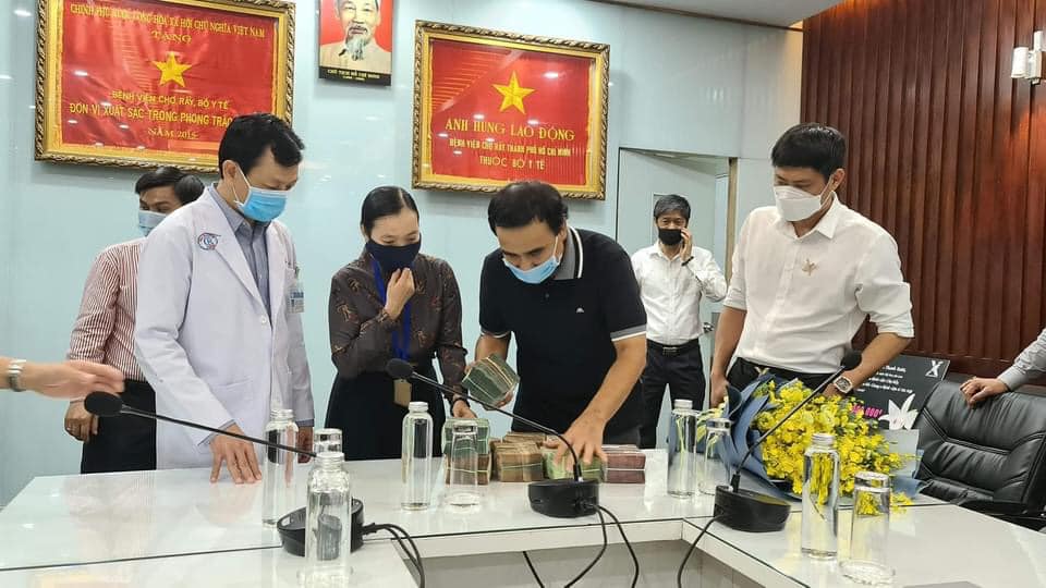 Quyền Linh đi xe máy đến bệnh viện, đích thân trao 2 tỷ đồng tiền mặt ủng hộ quỹ phòng chống dịch Covid-19 Quyền Linh đi xe máy đến bệnh viện, đích thân trao 2 tỷ đồng tiền mặt ủng hộ quỹ phòng chống dịch Covid-19