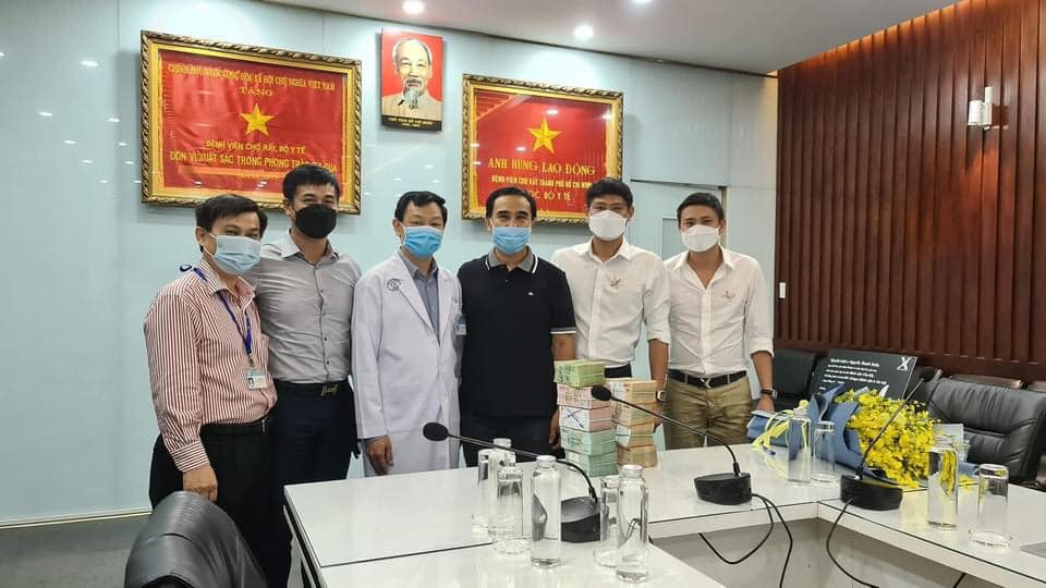 Quyền Linh chụp ảnh cùng đội ngũ y bác sĩ Bệnh viện Chợ Rẫy. Ảnh: Internet Quyền Linh chụp ảnh cùng đội ngũ y bác sĩ Bệnh viện Chợ Rẫy. Ảnh: Internet
