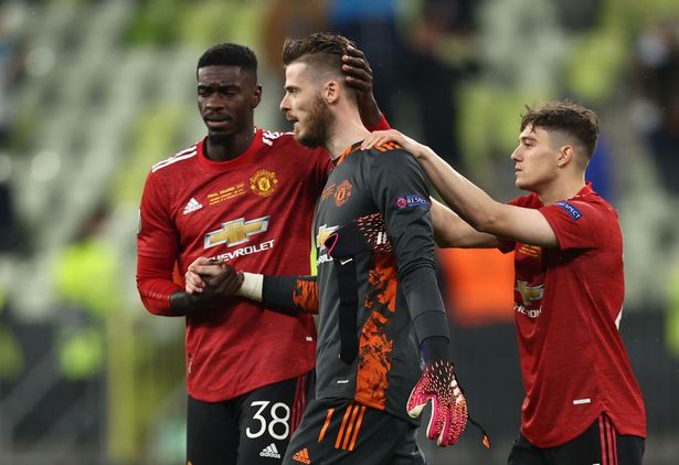 De Gea được các đồng đội an ủi sau khi sút hỏng quả phạt đền quyết định.