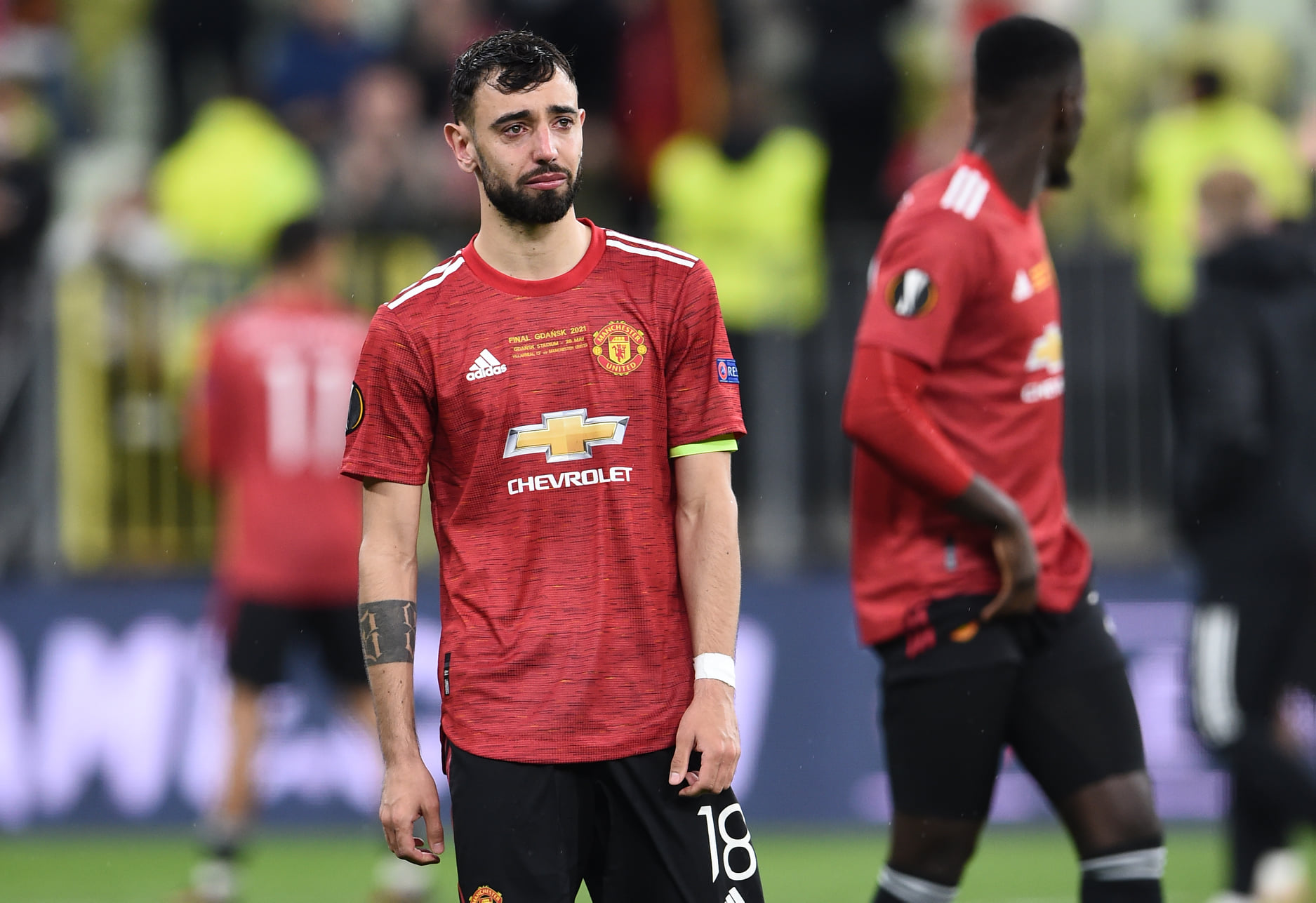 Bruno Fernandes bật khóc trong đêm mưa tại Ba Lan. Thủ quân của Quỷ Đỏ có trận đấu nỗ lực nhưng không để lại nhiều dấu ấn.