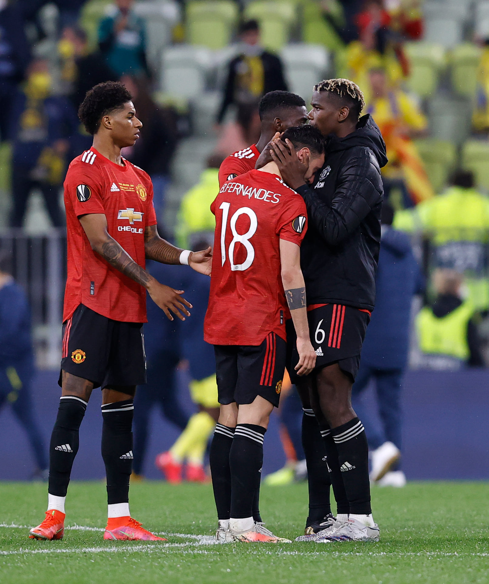 Anh được những người đồng đội an ủi sau thất bại đáng quên.