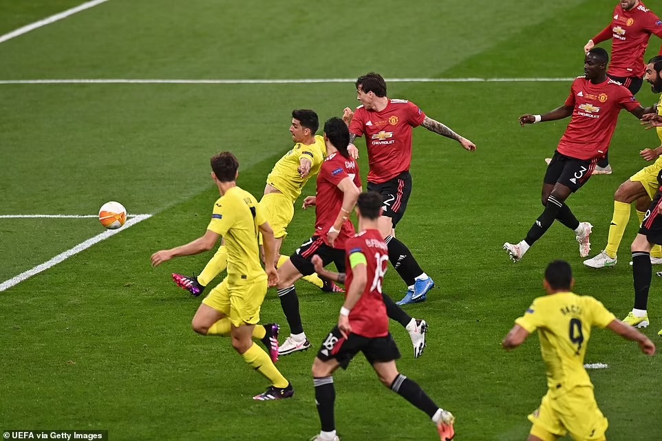 Từ một tình huống cố định, Linderlof đã không theo kèm Gerard Moreno và để cầu thủ này sút tung lưới David De Gea.